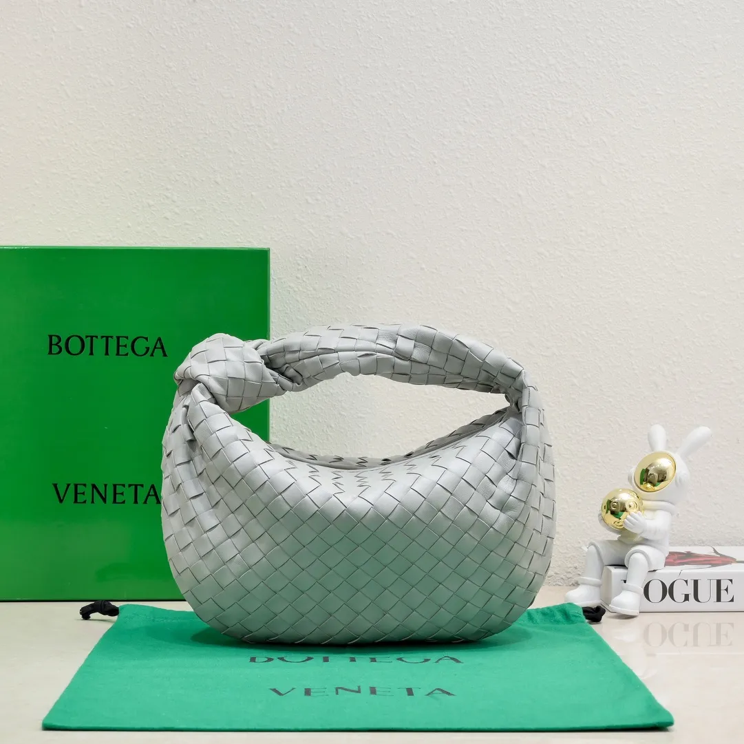 Batch 1460 BV Bottega Veneta's new medium-sized JODIE handbag BV bag for women 🔥The new method is to round the corners on the original basis, and knot the round hobo bag with classic woven leather. The most iconic triangular pull-out design is made of sheepskin hanging soft shape, which is super suitable for concave shapes~Jodie feels really gentle to people. It is definitely the best item for daily matching, unchanged weaving, new elements twist, versatile, and the new favorite of street style Internet celebrities! Size: 36*21*13 Model: 6697